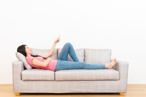 Ilustrasi Ibu Rebahan di Sofa. Foto: Shutterstock