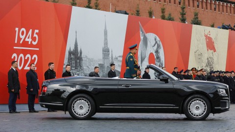 Menteri Pertahanan Rusia Sergei Shoigu mengendarai Aurus selama parade militer Hari Kemenangan ke-77 di Lapangan Merah, Moskow, Rusia, Senin (9/5/2022). Foto: Evgenia Novozhenina/REUTERS