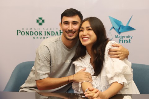 Artis Jessica Iskandar dan suaminya Vincent Verhaag saat konferensi pers terkait kelahiran anak kedua di RS Pondok Indah, Jakarta, (9/5/2022). Foto: Dok. Agus Apriyanto