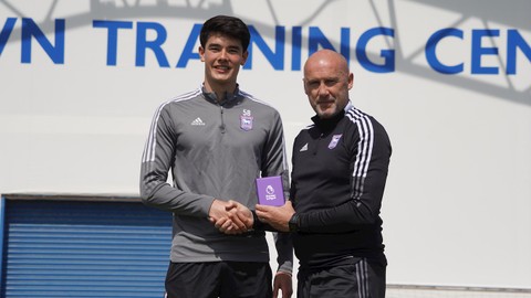 Elkan Baggott menerima medali dan trofi juara Professional Development League bersama Ipswich Town U-23. Foto: Ipswich Town