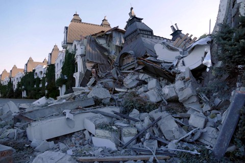 Sebuah hotel yang dihancurkan oleh rudal Rusia di Odesa, Ukraina, Minggu (8/5/2022). Foto: Igor Tkachenko/Reuters