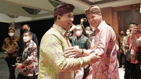 Anies Baswedan bersama Ganjar Pranowo hadiri Rapat Kerja Nasional (Rakernas) Asosiasi Pemerintah Provinsi Seluruh Indonesia (APPSI) Tahun 2022 pada Senin (9/5/2022). Foto: Instagram/@aniesbaswedan