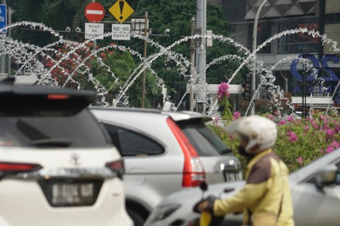 Arus lalu lintas terlihat padat di kawasan Bundaran HI, Jakarta, pada Selasa (10/5/2022). Foto: Iqbal Firdaus/kumparan