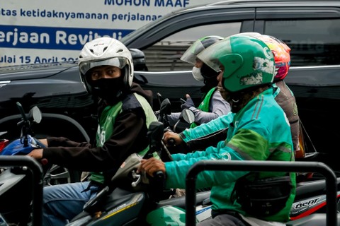 Para pengemudi ojek online berbincang saat kemacetan terjadi di kawasan Bundaran HI, Jakarta, pada Selasa (10/5/2022). Foto: Iqbal Firdaus/kumparan