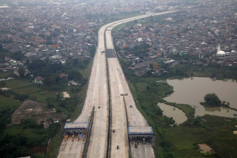 Foto udara tol Kunciran - Serpong, Tangerang Selatan, Minggu (1/5). Foto: Aditia Noviansyah/kumparan