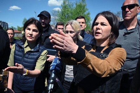 Menteri Luar Negeri Jerman Annalena Baerbock kunjungi kuburan massal di Bucha, Ukraina pada Selasa (10/5/2022). Foto: SERGEY VOLSKIY/AFP