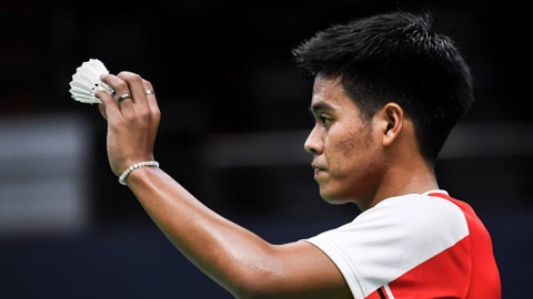 Pebulu tangkis tunggal putra Indonesia Syabda Perkasa Belawa melawan tunggal putra Korea Selatan Yun Gyu Lee dalam pertandingan babak penyisihan grup A Piala Thomas 2022 di Thailand. Foto: M Risyal Hidayat/Antara Foto 