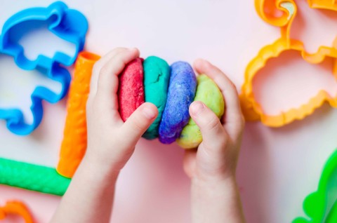 Ilustrasi anak bermain playdough. Foto: Ilina Yuliia/Shutterstock