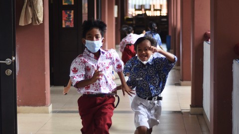 Sejumlah murid bermain disela menunggu dimulainya kegiatan belajar di SDN Lenteng Agung 07, Jakarta, Kamis (12/5/2022). Foto: Indrianto Eko Suwarso/ANTARA FOTO