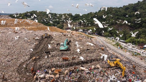 Pekerja memindahkan tumpukan sampah di Tempat Pembuangan Sampah Terpadu (TPST) Piyungan, Bantul, DI Yogyakarta, Kamis (12/5/2022). Foto: Hendra Nurdiyansyah/ANTARA FOTO