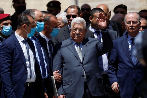 Presiden Paltestina Mahmoud Abbas saat berada di prosesi pelepasan jenazah menuju pemakaman jurnalis Al Jazeera Shireen Abu Akleh, yang terbunuh dalam serangan Israel, di Ramallah di Tepi Barat, Palestina, Kamis (12/5/2022). Foto: Mohamad Torokman/REUTERS