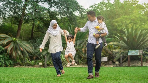 Ilustrasi keluarga liburan bersama. Foto: Kencana Studio/Shutterstock