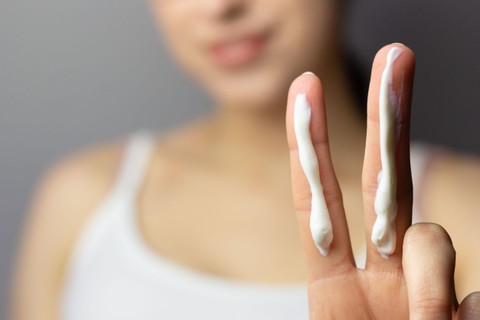 Ilustrasi Memakai Tinted Sunscreen untuk Melindungi dan Meratakan Warna Kulit. Foto: Anna Gawlik/Shutterstock