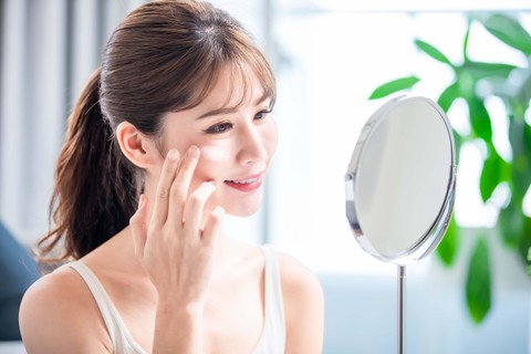 Ilustrasi Memakai Tinted Sunscreen untuk Melindungi dan Meratakan Warna Kulit. Foto: aslysun/Shutterstock