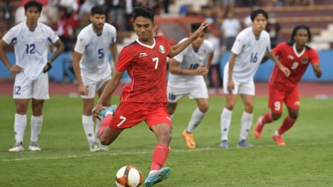 Pesepak bola Timnas Indonesia Marselino Ferdinan (tengah) melakukan tendangan pinalti ke gawang Timnas Filipina saat bertanding dalam laga lanjutan Grup A Sepak Bola SEA Games 2021 Vietnam di Stadion Viet Tri, Phu Tho, Vietnam, Jumat (13/5/2022). Foto: Zabur Karuru/ANTARA FOTO