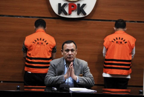 Ketua KPK Firli Bahuri menyampaikan penetapan tersangka dan penahanan terhadap Wali ota Ambon Richard Louhennapessy (kanan) dan Staf Tata Usaha Pimpinan Pemkot Ambon Andrew Erin Hehanussa (kiri), di Gedung KPK Merah Putih, Jakarta, Jumat (13/5/2022). Foto: Reno Esnir/ANTARA FOTO