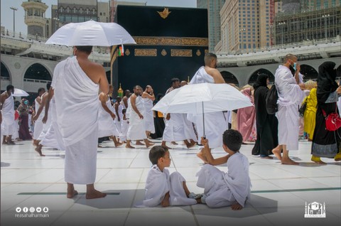 Suasana siang hari di sekitar Ka'bah, Jumat (13/5/2022). Foto: gph.gov.sa