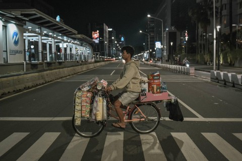 Bersepeda Sambil Berjualan - Para pedagang cukup diuntungkan dengan banyak  dibuatnya jalur sepeda di Jakarta. Foto: Jamal Ramadhan/kumparan