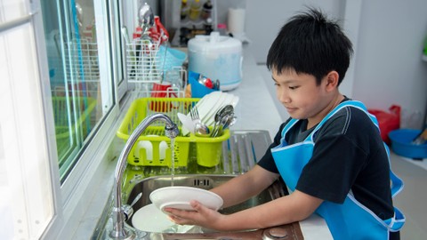 Ilustrasi Anak Mencuci Peralatan Makan dengan sumber tertera. Foto: Kdonmuang/Shutterstock