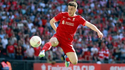Pemain Liverpool Diogo Jota menembak ke gawang Chelsea di Stadion Wembley, London, Inggris, Sabtu (14/5/2022). Foto: Action Images via Reuters/Peter Cziborra