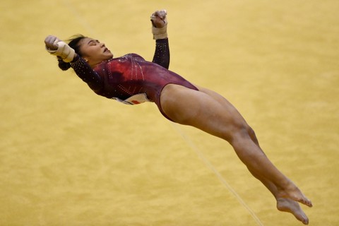 Pesenam putri Indonesia Rifda Irfanaluthfi beraksi pada nomor tunggal putri semua alat (all round) Senam Artistik SEA Games 2021 Vietnam di Quan Ngua Sports Palace, Hanoi, Vietnam, Sabtu (14/5/2022). Foto: Zabur Karuru/ANTARA FOTO