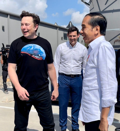 Presiden Joko Widodo meninjau lokasi fasilitas produksi roket Space X bersama Elon Musk di pabrik produksi Space X, Boca Chica, Amerika Serikat, Sabtu (14/5/2022). Foto: Laily Rachev/Biro Pers Sekretariat Presiden