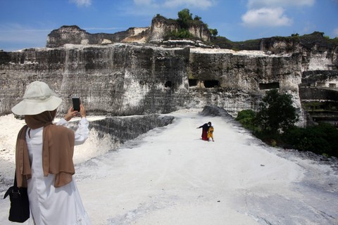 Wisatawan berkunjung di Bukit Jaddih, Bangkalan, Jawa Timur, Minggu (15/5/2022).  Foto: Patrik Cahyo Lumintu/ANTARA FOTO