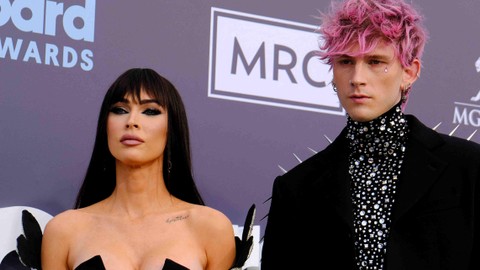 Rapper AS Machine Gun Kelly dan aktris Megan Fox menghadiri Billboard Music Awards 2022 di MGM Grand Garden Arena di Las Vegas, Nevada, Minggu (15/5/2022). Foto: Maria Alejandra Cardona/AFP