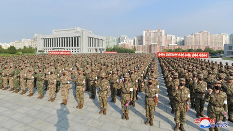 Personel militer dari korps medis Tentara Rakyat Korea menghadiri peluncuran kampanye untuk meningkatkan pasokan obat-obatan, di tengah pandemi COVID-19, di Pyongyang, Korea Utara, Selasa (17/5/2022). Foto: KNCA/via Reuters