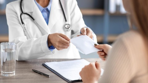 Ilustrasi korupsi di bidang kesehatan. Foto: Prostock-studio/Shutterstock