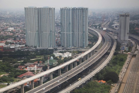 Suasana tol Jakarta - Cikampek di foto dari udara. Foto: Aditia Noviansyah/kumparan