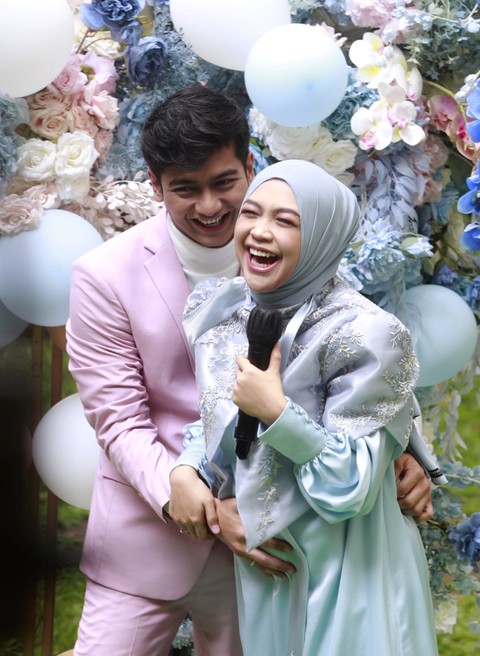 Ria Ricis bersama suaminya Teuku Ryan saat melakukan syukuran kehamilan di kawasan Kalibata, Jakarta, Rabu (18/5/2022). Foto: Agus Apriyanto