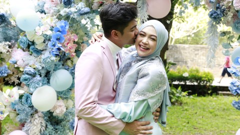 Ria Ricis bersama suaminya Teuku Ryan saat melakukan syukuran kehamilan di kawasan Kalibata, Jakarta, Rabu (18/5/2022). Foto: Agus Apriyanto