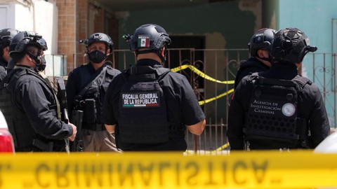 Polisi berjaga di depan rumah yang memiliki terowongan untuk dilakukan transaksi perdagangan narkoba di Tijuana, Meksiko, Selasa (17/5/2022). Foto: Jorge Duenes/REUTERS