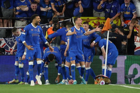 Selebrasi pemain Rangers Joe Aribo usai mencetak gol ke gawang Eintracht Frankfurt pada pertandingan final Liga Europa di Stadion Ramon Sanchez Pizjuan, Seville, Spanyol.   Foto: Matthew Childs/REUTERS