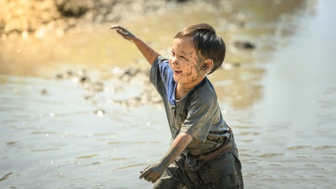Ilustrasi anak bermain lumpur. Foto: Wuttichok Panichiwarapun/Shutterstock