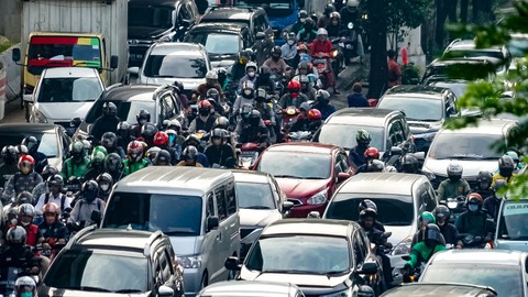 Kendaraan melintasi sejumlah ruas jalan di Jakarta pada Kamis (19/5/2022). Foto: Iqbal Firdaus/kumparan
