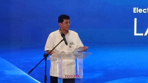 Direktur Jenderal Industri Logam, Mesin, Alat Transportasi, dan Elektronika (ILMATE) Kementerian Perindustrian, Taufiek Bawazier meresmikan Toyota xEV Center di Karawang, Kamis (19/5/2022). Foto: Akbar Maulana/kumparan