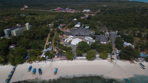 Foto udara Pantai Tanjung Kelayang di Kabupaten Belitung, Provinsi Bangka Belitung, Jumat (20/5/2022) Foto: Fakhri Hermansyah/ANTARA FOTO