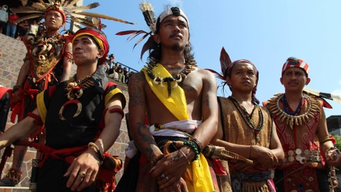 Sejumlah pria Suku Dayak mengikuti acara pembukaan Pekan Gawai Dayak ke-36 di Rumah Radakng, Pontianak, Kalimantan Barat, Jumat (20/5/2022). Foto: Jessica Helena Wuysang/ANTARA FOTO