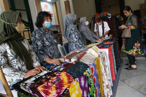 Batik-batik dipajang saat Merayu Trenggalek Fashion Day 2022 di Museum Tekstil Jakarta, Sabtu (21/5). Foto: Jamal Ramadhan/kumparan