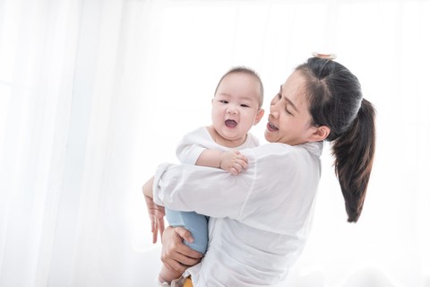 Ilustrasi bayi digendong. Foto: sutlafk/Shutterstock
