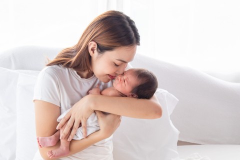 Mau Jenguk Teman yang Baru Lahiran? Ini yang Boleh dan Tak Boleh Dilakukan, Moms. Foto: Simplylove/Shutterstock
