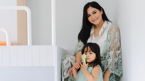 Caca Tengker dan anaknya. Foto: Instagram/@cacatengker