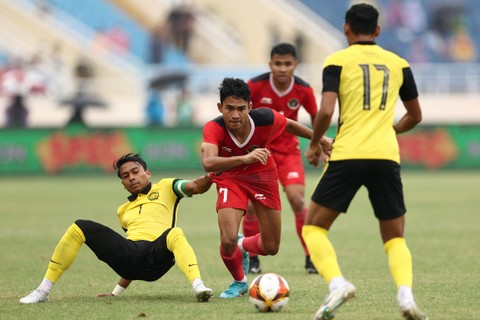 Pemain Timnas Indonesia Marselino Ferdinan berusasaha melewati pemain Timnas Malaysia pada pertandingan perebutan medali perungu SEA Games 2021 Vietnam di Stadion Viet Tri - Viet Tri, Vietnam. Foto: Chalinee Thirasupa/REUTERS