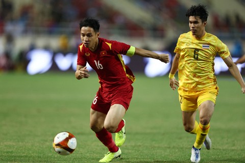 Pemain Thailand Airfan Doloh berebut bola dengan pemain Vietnam Do Hung Dung pada pertandingan perebutan medali emas SEA Games 2021 di Stadion Nasional My Dinh, Hanoi, Vietnam, Minggu (22/5/2022). Foto: Chalinee Thirasupa/REUTERS