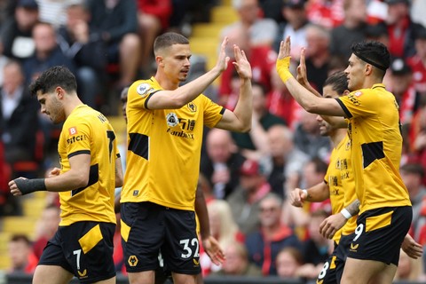 Selebrasi pemain  Wolverhampton Wanderers usai mencetak gol ke gawang Liverpool pada pertandingan lanjutan Liga Inggris di Anfield, Liverpool, Inggris. Foto: Phil Noble/REUTERS