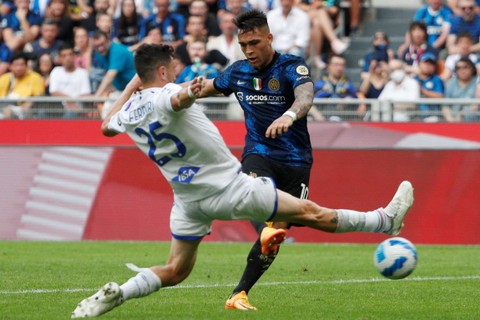 Pemain Inter Milan Lautaro Martinez beraksi bersama pemain Sampdoria Alex Ferrari di Stadion San Siro, Milan, Italia, Minggu (22/5/2022). Foto: Guglielmo Mangiapane/REUTERS