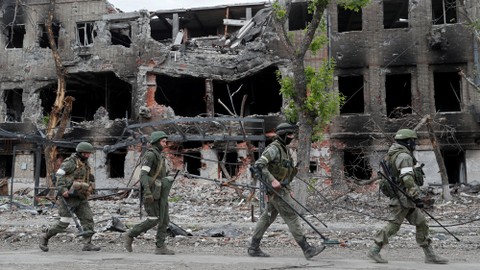 Pasukan Rusia bekerja menjinakkan wilayah pabrik baja Azovstal selama konflik Ukraina-Rusia di kota pelabuhan selatan Mariupol, Ukraina, Minggu (22/5/2022). Foto: Alexander Ermochenko/REUTERS