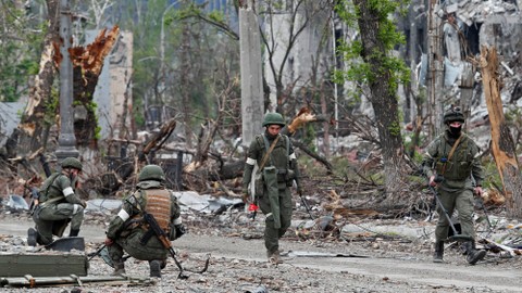 Pasukan Rusia bekerja menjinakkan wilayah pabrik baja Azovstal selama konflik Ukraina-Rusia di kota pelabuhan selatan Mariupol, Ukraina, Minggu (22/5/2022). Foto: Alexander Ermochenko/REUTERS